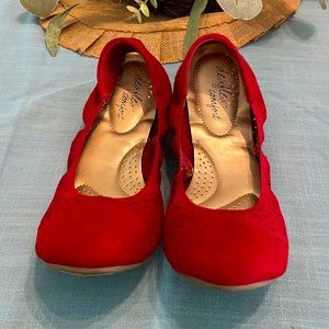 DEXFLEX COMFORT RED SUEDE SCRUNCH FLATS SIZE 9.5